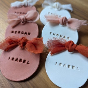Gepersonaliseerde ronde plaatsmarkeringen van klei - gastgeschenken, naamkaartjes - bruiloft, doop, verjaardag, babyshower - 9 kleuren