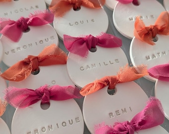 Marque places en argile ronds personnalisés - cadeau invités, étiquettes noms pour mariage et baptême