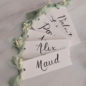 Segnaposto con fiori secchi scritti a mano in calligrafia - 9 colori tra cui scegliere - Etichette per matrimoni, battesimi, compleanni, Natale