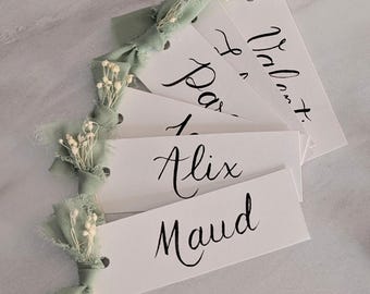 Hand-calligraphed place cards with colorful dried flowers - Name tags for weddings and baptisms