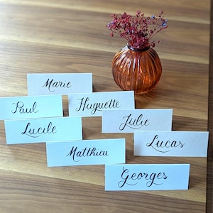 Marque-places calligraphie à la main plié en deux - Porte-noms mariage, baptême, anniversaire, baby shower, événement