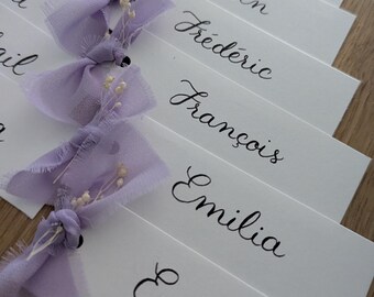 Handbeschriftete Tischkarten in leuchtenden Farben mit Trockenblumen – Namensschilder für Hochzeiten und Taufen