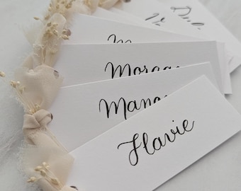 Handbeschriftete Tischkarten mit bunten Trockenblumen – Namensschilder für Hochzeiten und Taufen