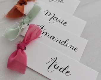 Handbeschriftete Tischkarten – farbenfrohes Chiffonband – Namensschilder für Hochzeiten und Taufen