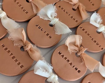 Marque places argile ronds personnalisés - cadeau invité de mariage, baptême - couleurs au choix