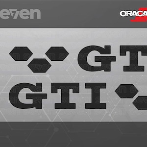 Peut inclure: Autocollant en vinyle noir et blanc avec le texte "GTI" en caractères gras. L'autocollant est entouré de six petits hexagones noirs.