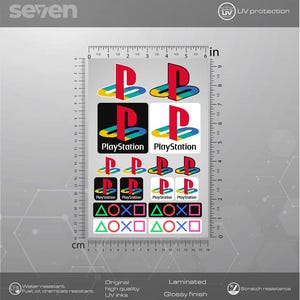 Könnte beinhalten: Eine Blatt mit 10 PlayStation-Logo-Aufklebern. Die Aufkleber sind schwarz, weiß und blau mit einem roten PlayStation-Logo. Die Aufkleber haben einen Durchmesser von 3,8 cm. Das Blatt enthält außerdem 4 Aufkleber mit den PlayStation-Controller-Symbolen: Dreieck, Kreis, X und Quadrat.
