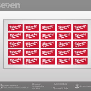 Op de afbeelding: Een vel met rood-witte Milwaukee logo stickers. Elke sticker heeft het Milwaukee logo in wit op een rode achtergrond. De stickers zijn in een rasterpatroon gerangschikt. De afbeelding bevat ook tekst die aangeeft dat de stickers waterbestendig, gelamineerd en krasbestendig zijn.