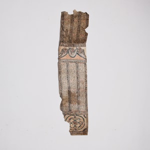 Puede incluir: Fragmento de un manuscrito antiguo con ilustraciones y texto intrincados. El pergamino está envejecido, con una paleta de colores marrón y beige. El diseño incluye figuras con halos y patrones detallados, lo que sugiere un tema religioso o histórico.