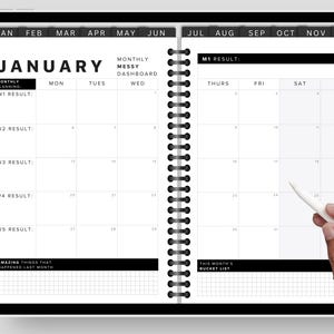 Könnte beinhalten: Ein schwarz-weißer digitaler Planer auf dem Bildschirm eines Tablets. Der Planer ist für Januar 2025 geöffnet und enthält einen Monatskalender, einen Abschnitt für wöchentliche Ergebnisse und ein monatliches unordentliches Dashboard. Der Planer enthält auch einen Abschnitt für erstaunliche Dinge, die im letzten Monat passiert sind, und eine Bucket-Liste für diesen Monat.