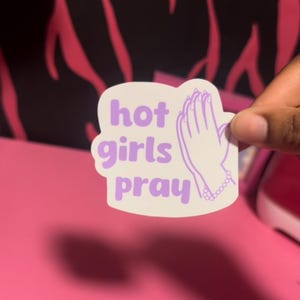 Adesivo "Ragazze sexy pregano" - Adesivo fustellato con mani in preghiera, simbolo della fede cristiana, ideale come regalo spirituale, religioso e di ispirazione.