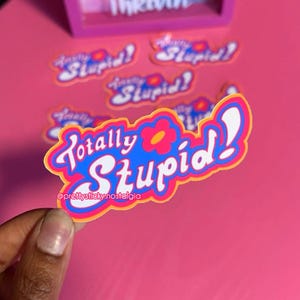 Totally Spies Sticker | ‚Totally Stupid‘ Lustiger Aufkleber | Y2K 2000er Jahre Teen Girl Aufkleber | Fashion Spion Sticker | Nostalgischer Totally Spies Aufkleber