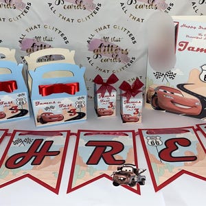 Auto-Thema Kinderparty-Set - personalisierte Geburtstagskarte, Banner & Leckerli-Boxen | Jungen Rennauto Party Decor - volles Set enthält Banner