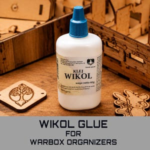 Könnte beinhalten: Eine weiße Kunststoffflasche mit Wikol-Kleber und blauem Verschluss, die ein Etikett mit dem Text "KLEJ WIKOL" und "waga netto 60g" trägt. Die Flasche steht aufrecht und enthält Klebstoff für Montagearbeiten, mit gut sichtbaren Details.