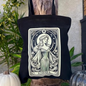 Bolso negro Princesa Aurora para fans de Disney, perfecto para guardar maquillaje, cartas del tarot o artículos esenciales, diseño elegante inspirado en La Bella Durmiente