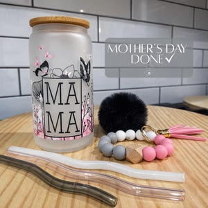 Frosted Mama Tumbler Glass with Wavy Straws and Beaded Wristlet Keychain