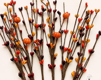 Composizione floreale autunnale con bacche artificiali, centrotavola per il Ringraziamento, decorazione per il camino in stile rustico, zucca autunnale per la raccolta.