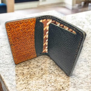 Cartera minimalista unisex de piel Justice, diseño compacto, tarjetero y bolsillo para billetes.