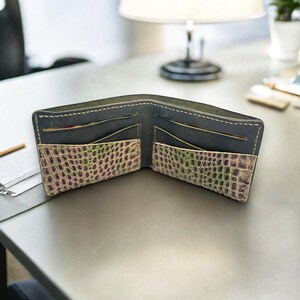 Cartera de cuero Elanor hecha a mano, diseño clásico plegable con interior de textura exótica, tarjetero delgado y porta efectivo.
