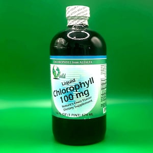 Puede incluir: Una taza de cerámica blanca con un asa negra y el texto "But First, Coffee" en negro, con una fuente de estilo manuscrito. La taza está sobre una superficie blanca.