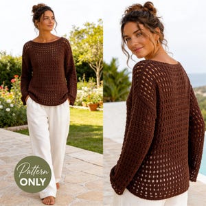 Può includere: Un maglione a maniche lunghe marrone scuro caratterizzato da un motivo a uncinetto aperto con un'ampia scollatura. Il capo è abbinato a pantaloni bianchi larghi. L'immagine include un grafico circolare con il testo Pattern ONLY.