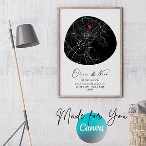 Puede incluir: Impresión enmarcada de mapa en blanco y negro con un marcador rojo. La impresión incluye los nombres "Olivia & Noah", fecha, ubicación y coordenadas. La parte inferior de la impresión dice "Made for You" y "Canva".