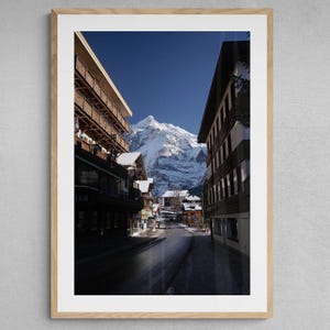 Schweizer Bergmorgen | Alpine Landschaftsfotografie | Schweiz Wandkunst | Verschneite Berge | Alpendorf | Limitierte Auflage