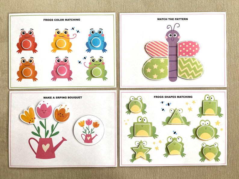 K&ouml;nnte beinhalten: Vier druckbare Aktivit&auml;tskarten f&uuml;r Kinder mit bunten Fr&ouml;schen, einem Schmetterling, Blumen und einer Gie&szlig;kanne. Die Karten beinhalten Aktivit&auml;ten wie Farbzuordnung, Formenzuordnung und Musterzuordnung.