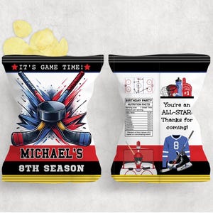 Peut inclure: Un sachet de chips personnalisé sur le thème du hockey. Le devant présente des crosses de hockey, un palet et le texte "IT'S GAME TIME!" et "MICHAEL'S 8TH SEASON." Le dos comprend un maillot, des patins et le texte "You're an ALL-STAR, Thanks for coming!"
