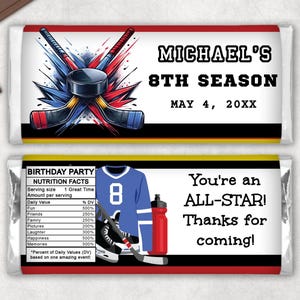 Peut inclure: Deux emballages de barres chocolatées sur le thème du hockey. L'un présente des crosses de hockey croisées, un palet et le texte "Michael's 8th Season". L'autre a un maillot, une gourde et le texte "You're an ALL-STAR!"