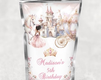 Könnte beinhalten: Silberner Beutel mit einem Design zum Thema Prinzessin. Das Design zeigt ein Schloss, ein Pferd, eine Kutsche und ein junges Mädchen in einem rosa Kleid. Der Text "Madison's 5th Birthday" ist ebenfalls enthalten.