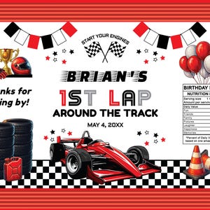 Peut inclure: Invitation d'anniversaire sur le th&egrave;me des voitures de course, avec un texte &laquo; 1er tour de Brian sur la piste &raquo;. Le design comprend des drapeaux de course, des pneus, un troph&eacute;e et des ballons. L'invitation a &eacute;galement un tableau de valeurs nutritionnelles.
