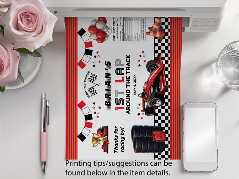 Peut inclure: Une banni&egrave;re de f&ecirc;te imprim&eacute;e sur le th&egrave;me de la course automobile avec une voiture de course rouge, des drapeaux &agrave; damier et le texte "1er tour de Brian autour de la piste". Le design comprend des accents rouges et noirs, des ballons et un troph&eacute;e.