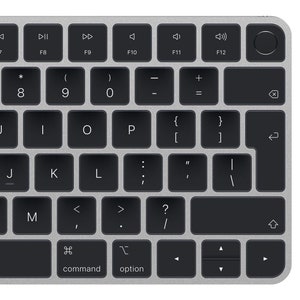 Puede incluir: Un teclado inalámbrico plateado y negro con un teclado numérico y teclas de función. El teclado tiene un marco de aluminio plateado y teclas negras.