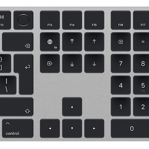Könnte beinhalten: Eine silber-schwarze Tastatur in voller Größe mit Ziffernblock. Die schwarzen Tasten haben weiße Buchstaben und Symbole. Die Tastatur hat ein modernes Design mit einem silbernen Aluminiumrahmen.