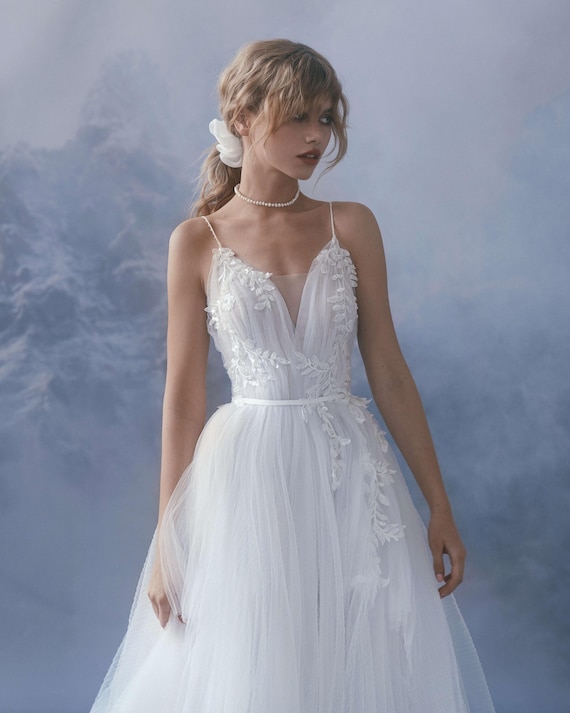 Classic Tulle A-line Wedding Gown GVENIVER | Princess V-neck Bridal Gown with Spaghetti Straps | Floral Embroidered Wedding Dress Classic Tulle A-line Wedding Gown GVENIVER | Princess V-neck Bridal Gown with Spaghetti Straps | Floral Embroidered Wedding Dress