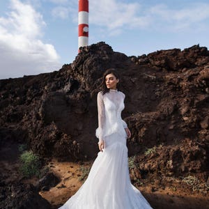 Vestido de novia vintage de encaje con cuello alto y mangas largas: elegante vestido de novia estilo sirena con cola, estilo bohemio y romántico.