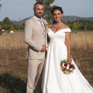 Robe de mariée en satin RАME avec longue traîne • Robe de mariée trapèze avec longue traîne |