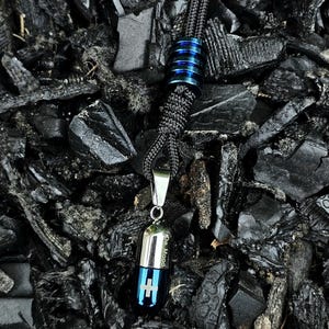 Pillerberlock | Funktionellt pillerfodral | Hängande berlocker för backspegel | Biltillbehör | Bilberlocker | Paracord-pärlor