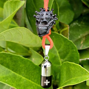 Pillerberlock | Funktionellt pillerfodral | Hängande berlocker för backspegel | Biltillbehör | Bilberlocker | Paracord-pärlor