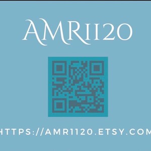 Peut inclure: Fond bleu clair avec le texte blanc "AMRII20" au-dessus d'un code QR turquoise. L'adresse du site Web HTTPS://AMR1120.ETSY.COM est affich&eacute;e en blanc sous le code QR.