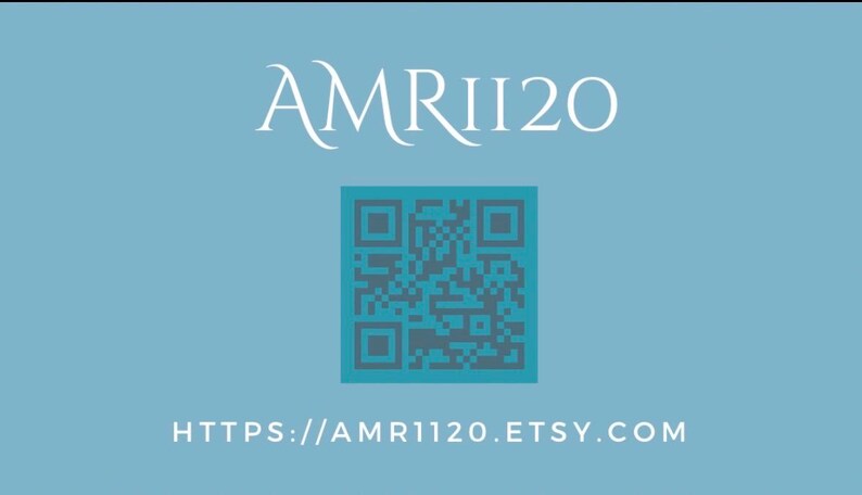 Peut inclure: Fond bleu clair avec le texte blanc "AMRII20" au-dessus d'un code QR turquoise. L'adresse du site Web HTTPS://AMR1120.ETSY.COM est affich&eacute;e en blanc sous le code QR.
