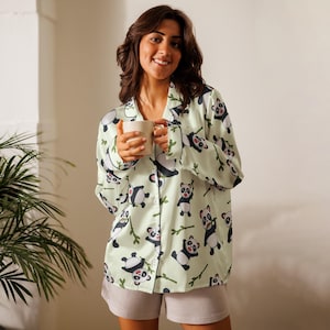 Panda all-over print damespyjamatop met lange mouwen, loungetop cadeau voor pandaliefhebber relaxed fit om te slapen