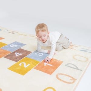 Kinder Spielzimmer Teppich - ABC Klassenzimmer Teppich | 120 x 160 cm Hopscotch Teppich für Kinder | Waschbarer Kinderteppich | Neutraler Teppich | Kinder Teppiche für Spielzimmer