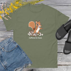 Camiseta de ardilla con cafeína y caos