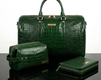 Conjunto de viagem em couro verde com textura de crocodilo | Bolsa de viagem monogramada, nécessaire e estojo para dispositivos eletrônicos