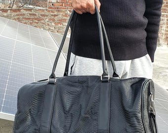 Mala de viagem de fim de semana em couro preto com estampa de píton | Mala de bordo personalizada | Presente para o Dia dos Pais