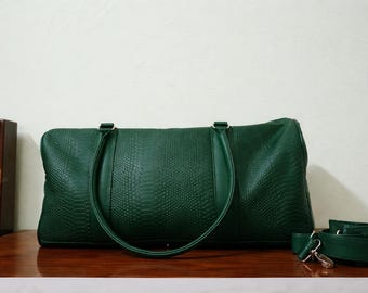 Mala de viagem em couro com estampa de píton – ideal para viagens curtas, fins de semana e para levar à academia.