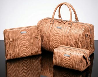 Conjunto de viagem em couro de píton cor areia do deserto – Bolsa de fim de semana, estojo para eletrônicos, nécessaire