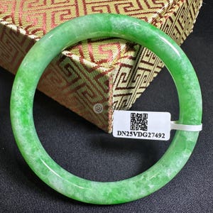 Brazalete de jade verde natural de 53 mm con vetas blancas – Joyería de jadeíta certificada – Regalo con significado según el Feng Shui